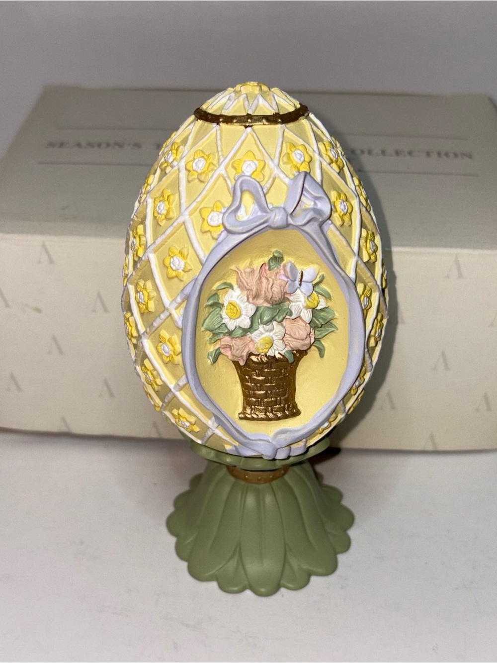 Vintage Avon Flower Bouquet Egg w/Stand Seasons Treasure Collection 1994 w/ Box